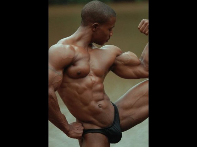 SUPERBE BLACK FINEMENT MUSCLÉ EN SLIP