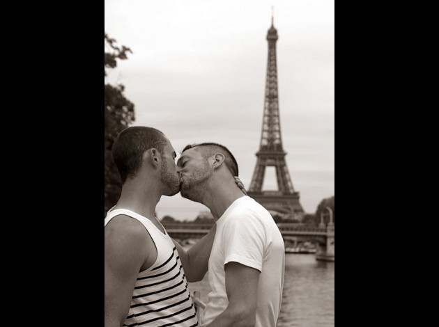 COUPLE GAY S'EMBRASSE DEVANT LA TOUR EIFFEL