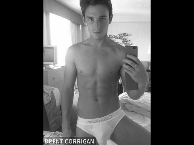 BRENT CORRIGAN EN SOUS-VÊTEMENT SEXY