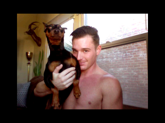 BRENT CORRIGAN ET SON PETIT CHIEN