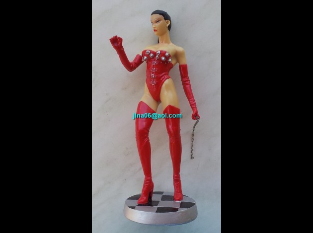 100172 Statuette Domina vêtue de rouge à 40,00€