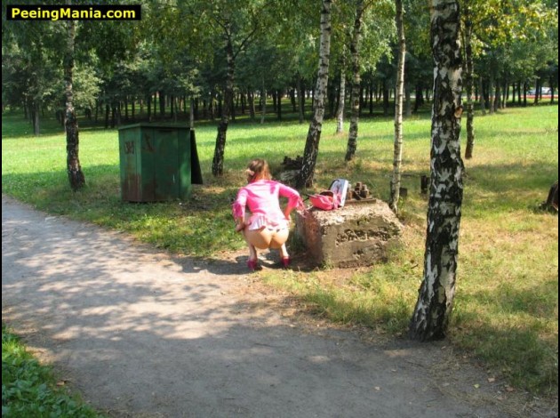 0007-girlpeeinpark-07