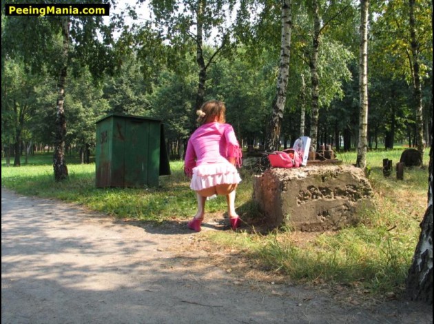 0013-girlpeeinpark-33
