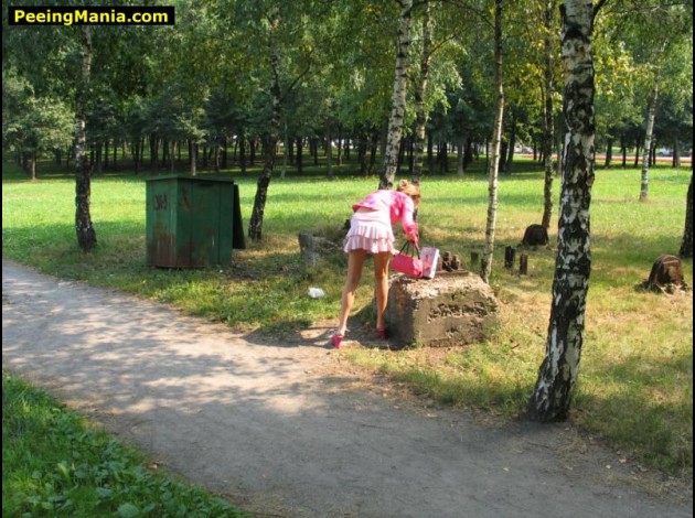 0021-girlpeeinpark-41