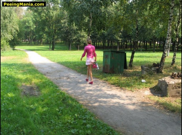 0022-girlpeeinpark-42