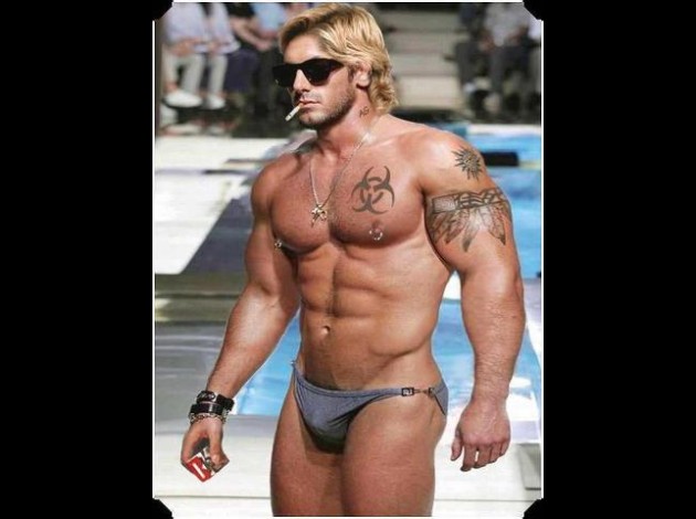 Tatoué baraqué blond