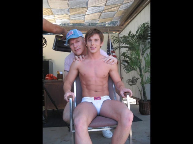 Assis sur une chaise