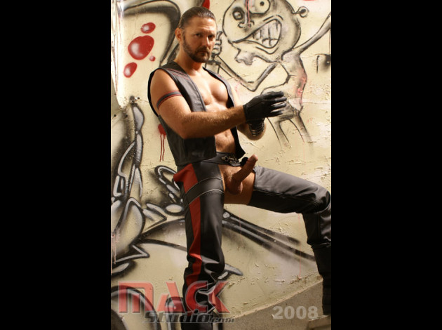 Mack debout raide cuir