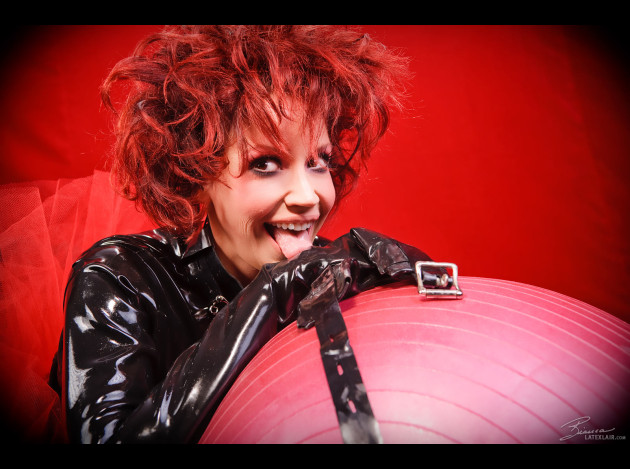 redlatexdoll217086
