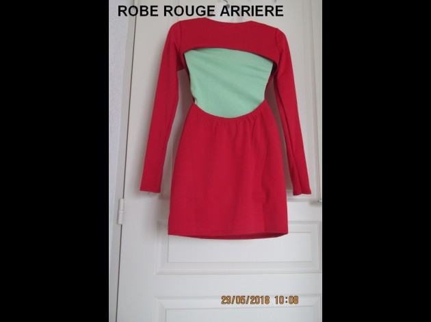 ROBE ROUGE DERRIERE