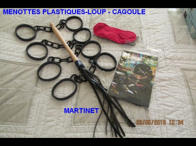 MENOTTES PLASTIQUE-CAGOULE-LOUP