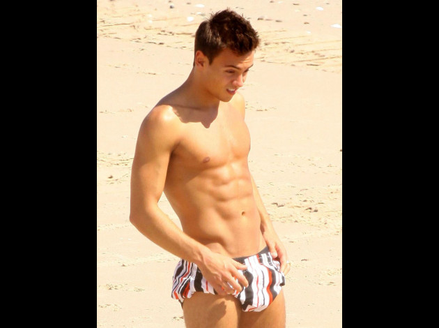 tom-daley-beach-volleyball-10042012-07