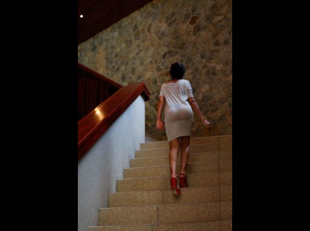 seethrough-pantyless-at-stairs.unm