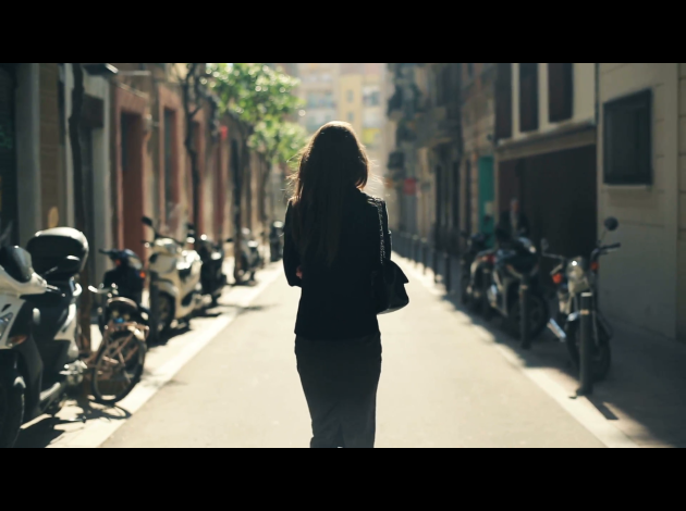 rear-view-of-sexy-elegant-woman-walking-in-the-city nkdtryk