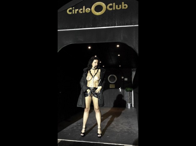 en laisse devant le club