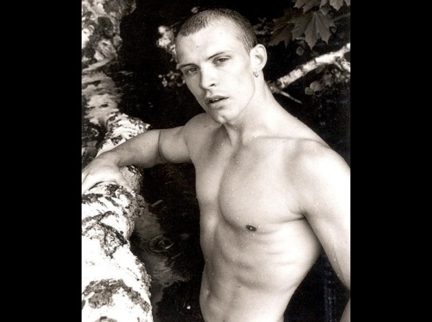 [xave's best gay pics] Athletic wet boy (B&W)