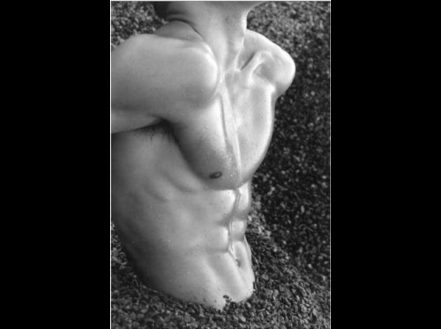 [xave's best gay pics] Muscular torso in the sand (B&W)
