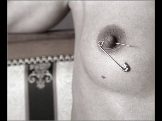 Aiguilles dans les seins (137)