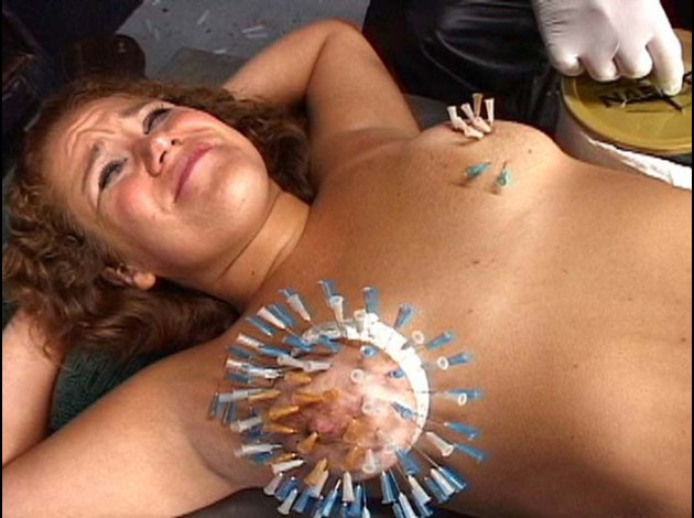 Aiguilles dans les seins (199)