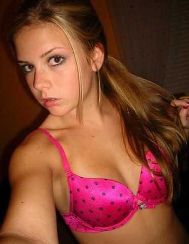 juin-2008--Self_pic_with_pink_bra_and_braces.jpg