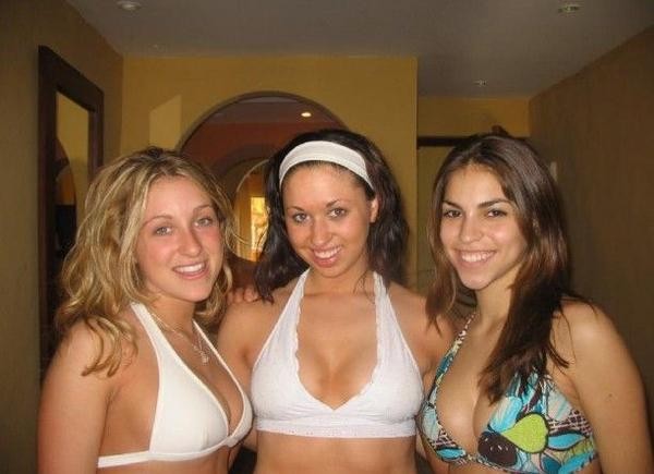 juin-2008--Three_chicks_in_Bikinis.jpg