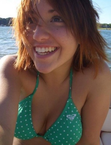 juin-2008--cutie_in_a_green_bikini-3.jpg