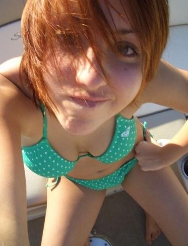 juin-2008--cutie_in_a_green_bikini.jpg