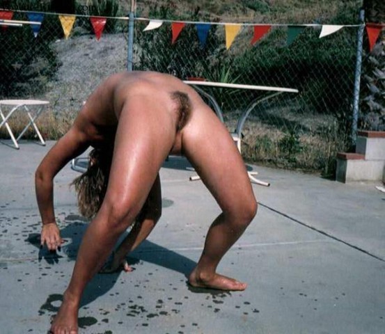 amatoriale---mia-zia-fa-yoga-nuda-in-cortile.jpg