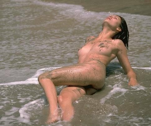 photo_brune_nue_plage.jpg