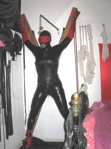 Feline--a-la-botte-shox-latex-002.jpg