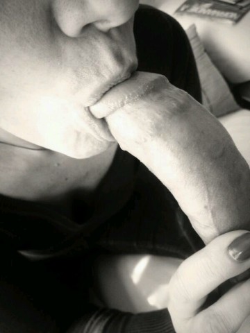 sa bouche fond sur ma bite