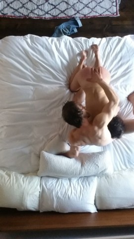 photo d un couple d ami pris en mode voyeur