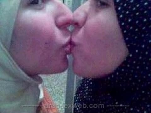 kiss,voile,arabe,lesbienne,cochonne