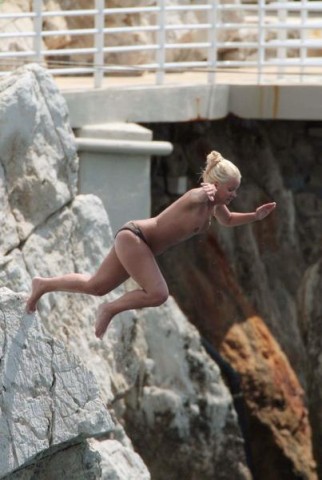 lily allen nue antibes plonge nu dans eau