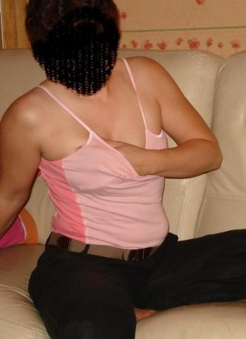 lolita-surprise-en-train-de-se-branler-c.jpg