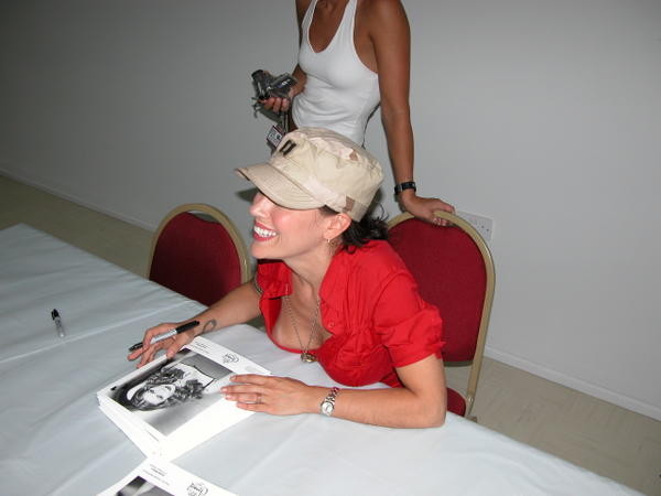 Alyssa-Milano-K--18-.jpg