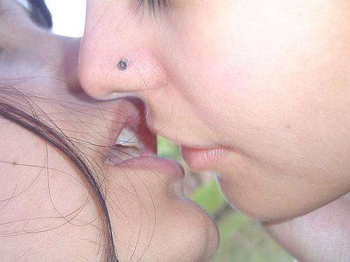 girlskiss07.jpg