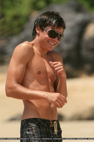 2603-500739693-zac-efron--10--H154731-L.jpg