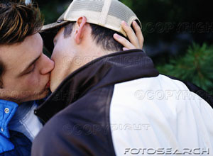 deux-jeune-hommes-baisers-gros-plan---200150956-001.jpg