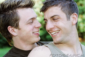 deux-jeune-hommes-embrasser-sourire---200150952-001.jpg
