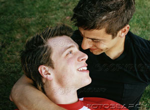 deux-jeune-hommes-embrasser-sourire---200150957-001.jpg