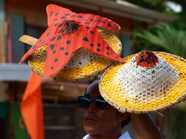 Deux chapeaux et des lunettes