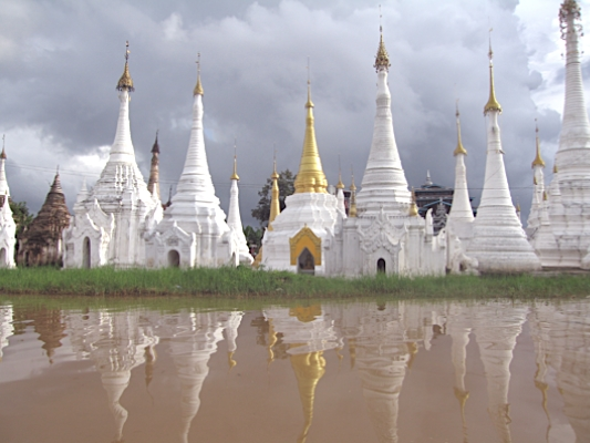 Lac-Inle-Stupas.png