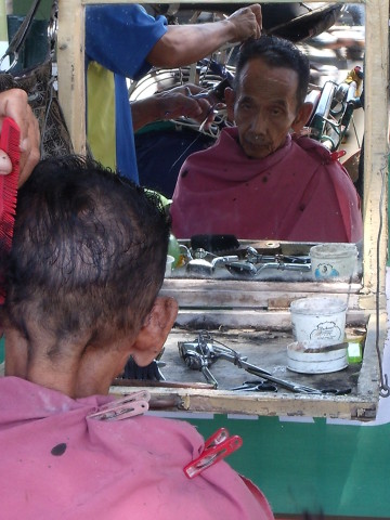 Jogyakarta--Un-client-pour-une-coupe.jpg