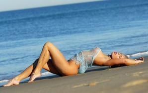Girls-Beach-001.jpg