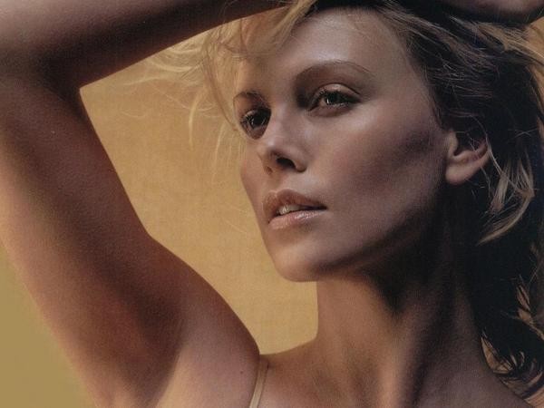 88-girl_charlize_theron.jpg