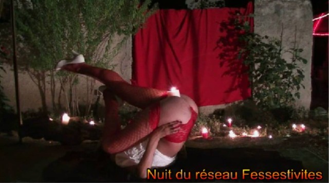 Aphrodite s'enflamme une soumise danse avec une bougie dans