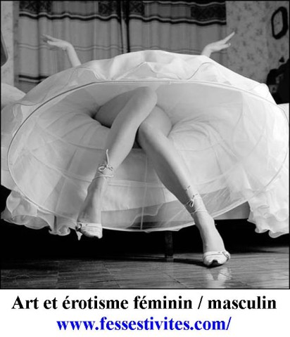 Art érotisme féminin  femme  nu  robe dessous jambe chaus