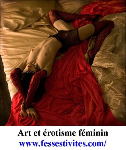 Art érotisme féminin  femme  nu rouge lit chambre