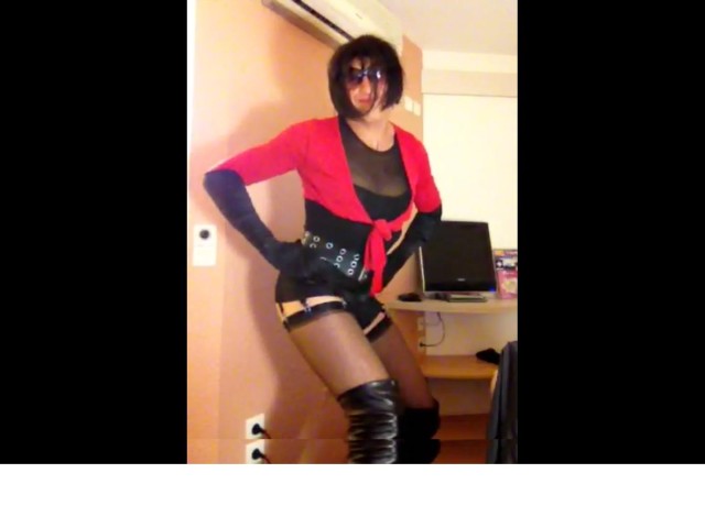 Elle pose2